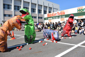 綾部の秋の新たな人気イベントとして定着しつつある第３回「あやべオータムフェスタ」（同実行委員会主催、あやべ市民新聞社など後援）が14日、西町３丁目の市民センター（あやべ・日東精工アリーナ）で開かれ、訪れた若者や家族連れら４千人（主催者発表）が、屋内外での様々な催しを楽しみながら、秋の日の一日を過ごした。　　　　　　　