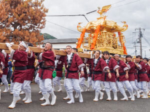 綾部地区（旧綾部町区）の八社合同秋季大祭が20日に開催され、８神社の神輿や金幣が市役所前の御旅所に勢ぞろいした。