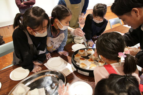 綾部の食材を使った料理づくりで交流し、食育につなげようと、京都産業大学経済学部の寺崎友芳教授のゼミ生が17日、鍛治屋町の市里山交流研修センターで「地域食堂」と銘打ったイベントを開催し、20人の小学生と家族が参加して和気あいあいと料理を通じた交流を楽しんだ。
