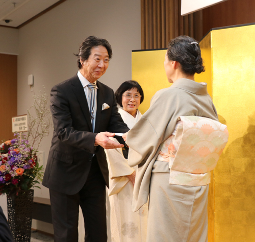 
　中ノ町３丁目出身の陶芸家・神農巌さん（67）＝大津市＝の人間国宝（重要無形文化財保持者）認定を祝う会が８日、青野町のあやテラス・ホールで開かれ、発起人として名を連ねた市文化協会（鹿子木旦夫会長）の関係者や同級生ら約70人が、神農さんの快挙に対する喜びを分かち合った。