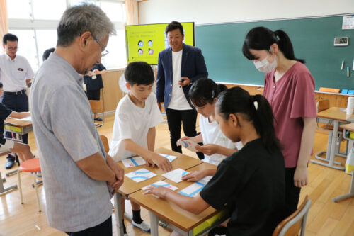 市市民憲章推進協議会（小寺建樹会長）は今年度、主に小学校高学年を対象にした「出前講座」を新たに企画。市内各校に案内を送ったところ、その初回が５日に鷹栖町の東綾小中一貫校（中垣真由美校長）で開かれ、６年生５人（うち１人欠席）が市民憲章について楽しく学んだ。