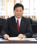 四方源太郎市長は４月28日の定例記者会見で、自身が公約に掲げ、今年度当初予算に事業費１００万円を計上した「プロジェクトチームＸ」制度のスタートに合わせて開催する「キックオフ説明会」の概要を明らかにした。日時は今月29日午後６時半からで、会場は市役所まちづくりセンター１階の第１・２会議室。参加無料。制度概要の説明に加え、奈良テレビ放送社長の福野博昭さんによる講演会も開く。