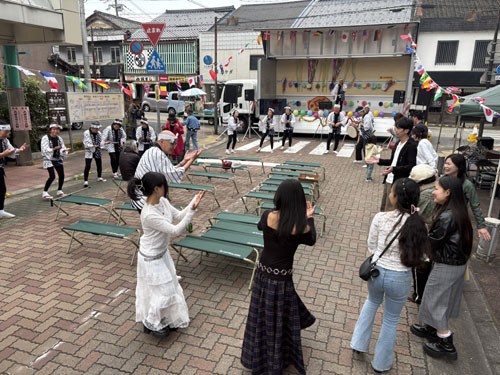 春の恒例イベント「あやべ丹の国まつり」（同実行委員会主催）が４月29日、「つながりと団結で育む、夢と希望」をテーマとして市街地一帯で開催され、多様な文化体験や音楽演奏、芸能発表、作品展示、飲食、職業体験などを楽しむ市民でにぎわった。
